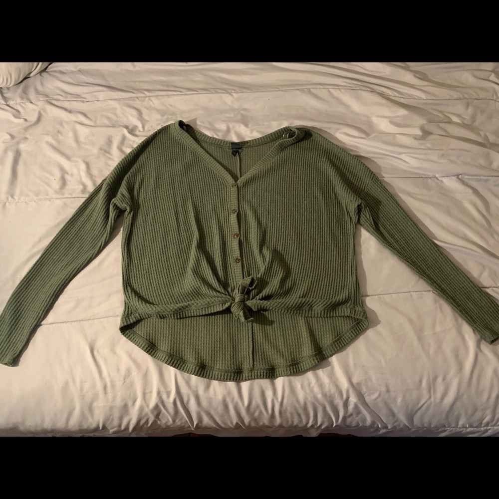Long sleeve knotted shirt